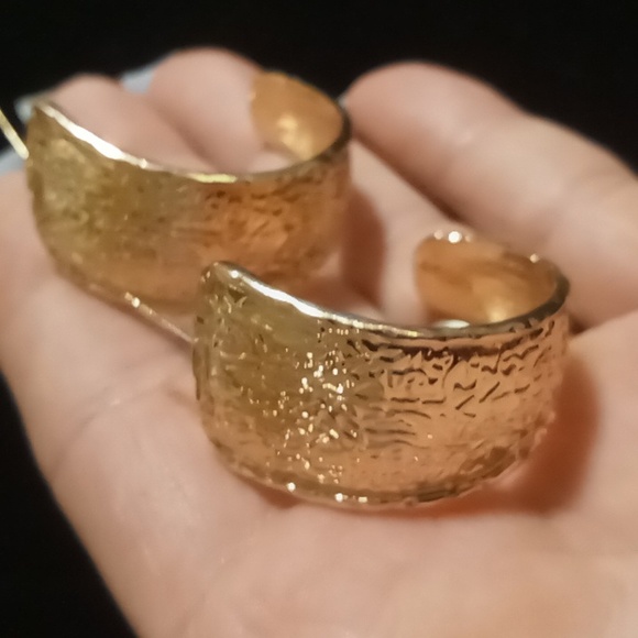 Half hoop textured gold tone tapered earrings mid size hoops - Picture 5 of 5